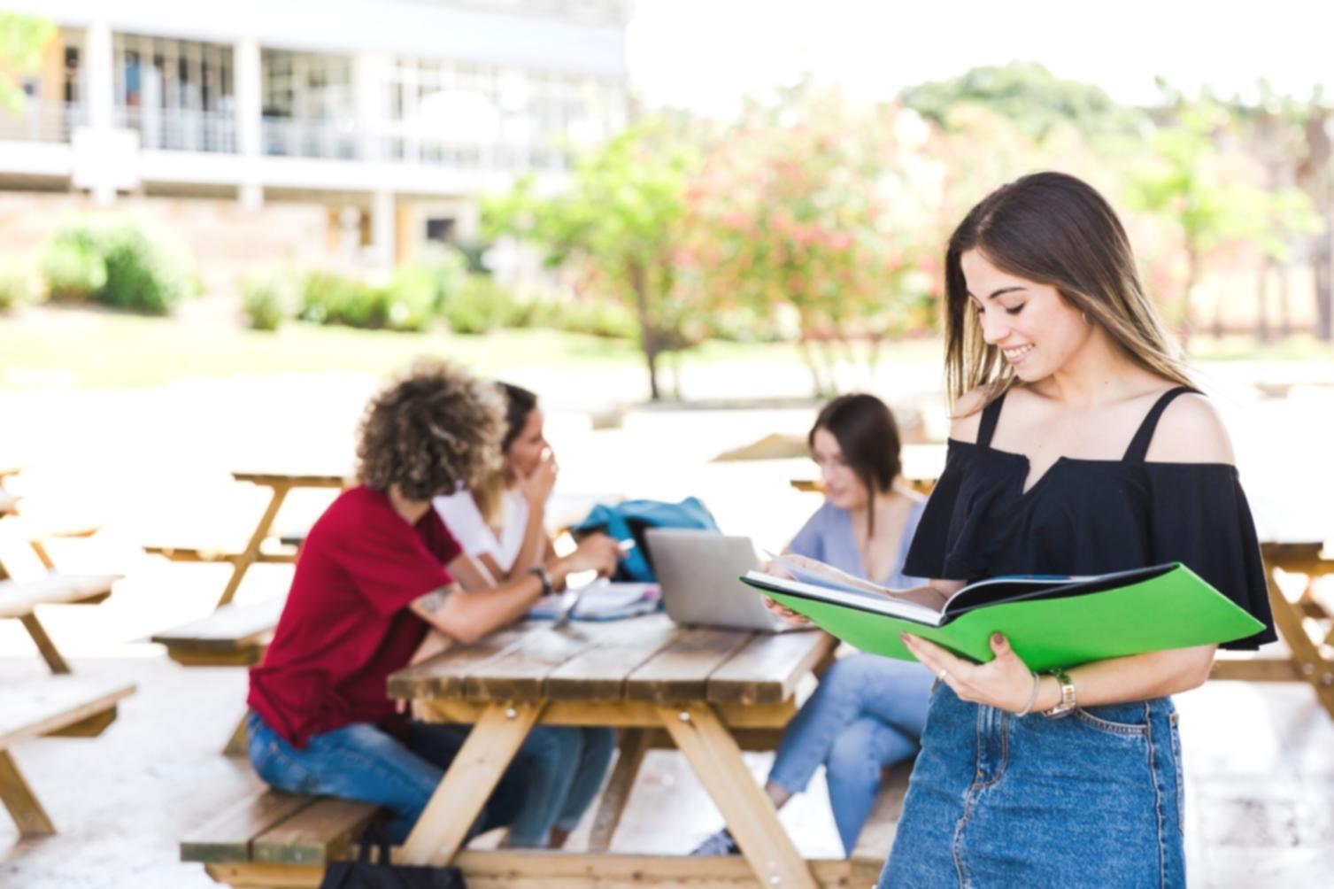 Equipo de zoryntheviaq trabajando en análisis financiero colaborativo